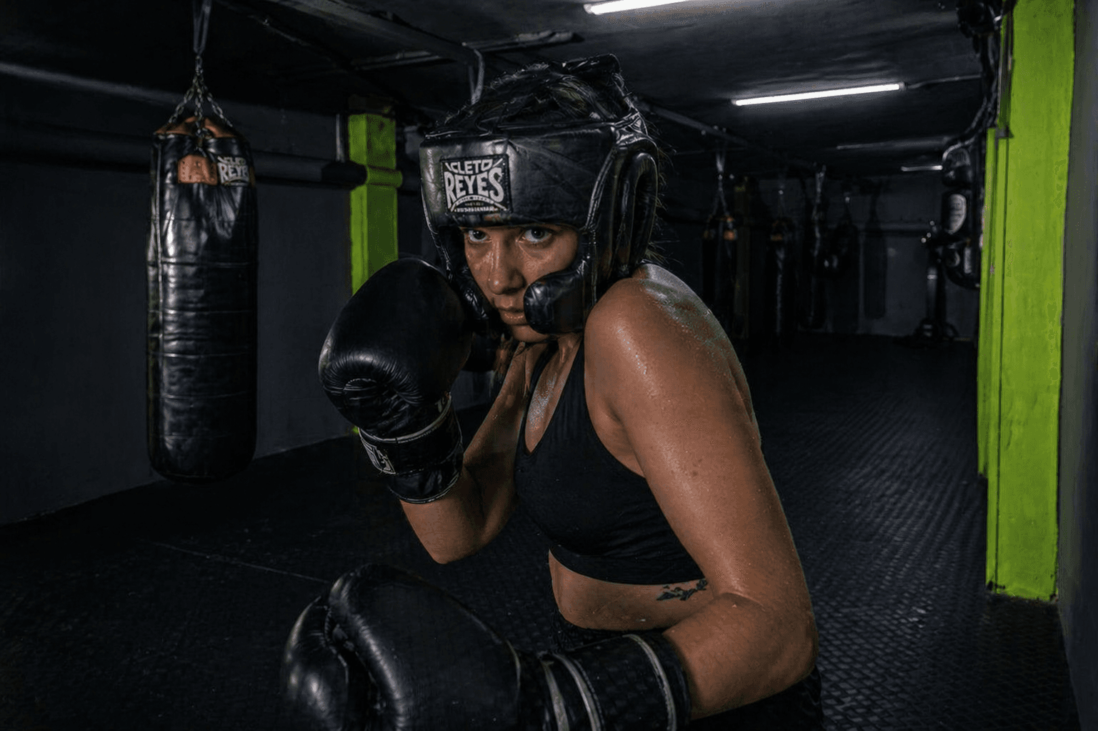 Mujer boxeadora en Ali Promotions Boxing Club BCN